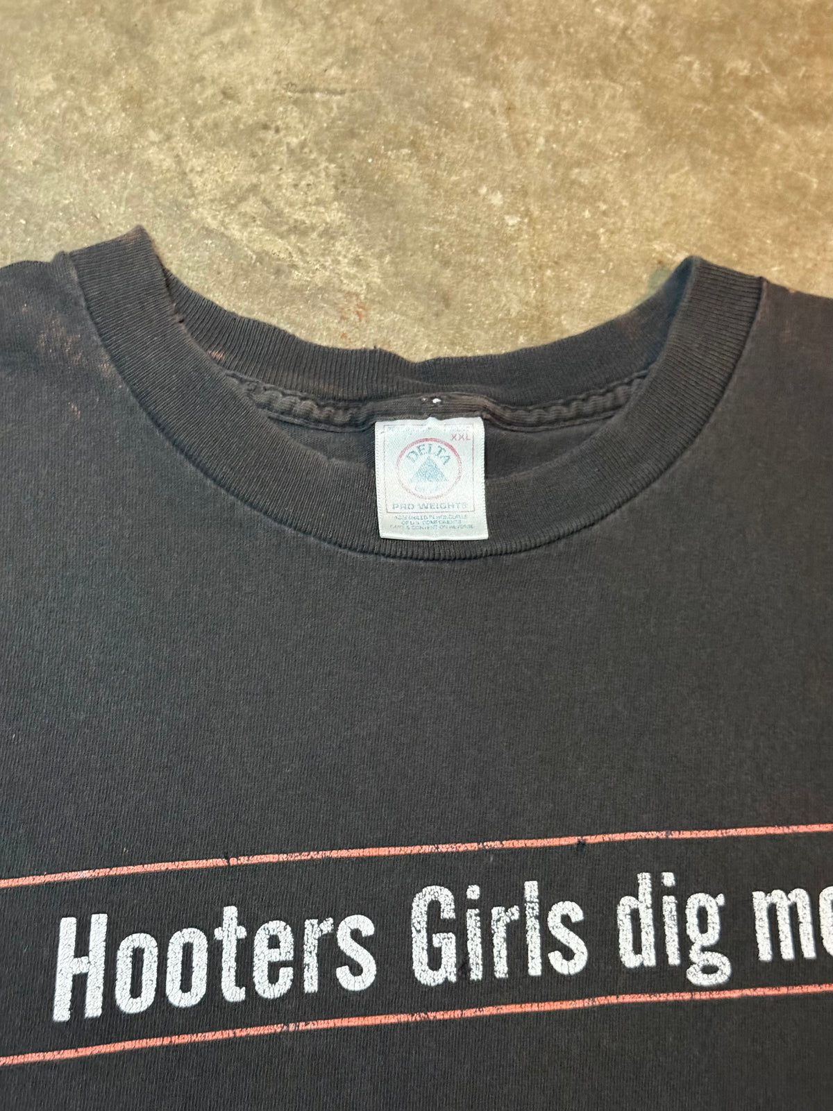 1990s Faded Hooters Girls Dig Me Tee (XX-Large)